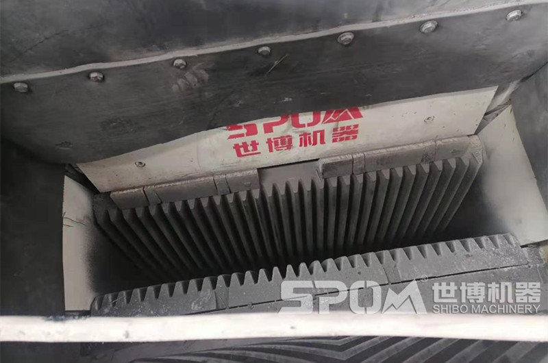 PEX細(xì)鄂破機(jī)進(jìn)料口，細(xì)齒牙鄂板